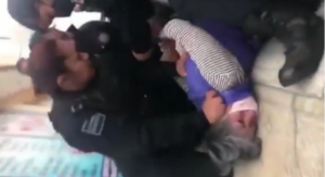 Policías someten a mujer de la tercera edad, en Pachuca