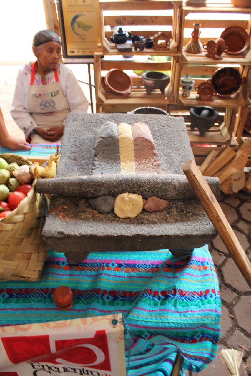 Artesanos realizan el molcajete más grande de México con piedra volcánica  tallada a mano