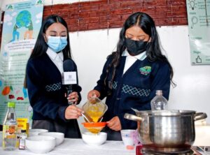 Desarrollan estudiantes proyectos de platos biodegradables y abono orgánico
