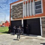 Policía de Toluca asegura autos robados de alta gama, en un inmueble en Capultitlán.