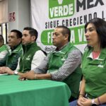 Dirigente del PVEM le pone el chaleco a importante líder de Donato Guerra