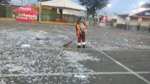 Retiran dos toneladas de residuos luego del concierto de La Adictiva en Toluca