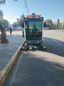 Limpia y sanitiza Gobierno municipal calles y avenidas del Centro Histórico con barredoras electromecánicas