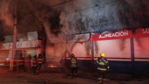 Bomberos de Toluca controlan incendio en establecimiento de llantas sobre Calzada al Pacífico