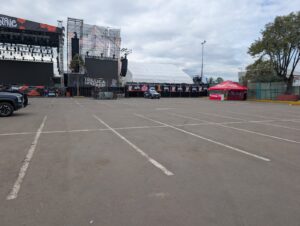 Mantienen trabajadores de Limpieza lista explanada del Mercado Juárez para los conciertos estelares del Alfeñique
