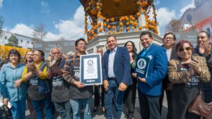 ¡Hace historia Toluca con Récord Guinness por el Alfeñique más largo del mundo!