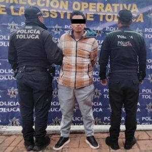 Detiene Policía de Toluca a dos motorratones y recupera un par de celulares